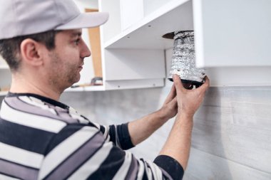 Tamirci işçi ev mobilyalarını tamir edip monte ediyor..