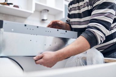 Tamirci işçi ev mobilyalarını tamir edip monte ediyor..