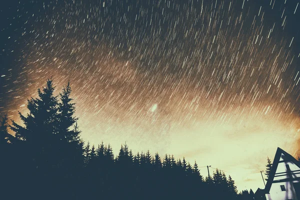 Vintergatans Stjärnor Och Förortssilhuetter — Stockfoto