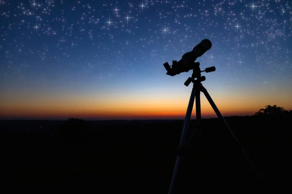 Silhueta Telescópio Astronomia Com Céu Crepúsculo — Fotografia de Stock