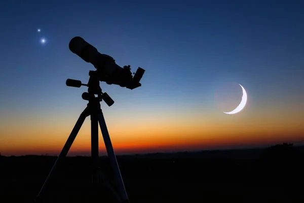 Sylwetka Teleskopu Astronomicznego Zmierzchem Nieba — Zdjęcie stockowe