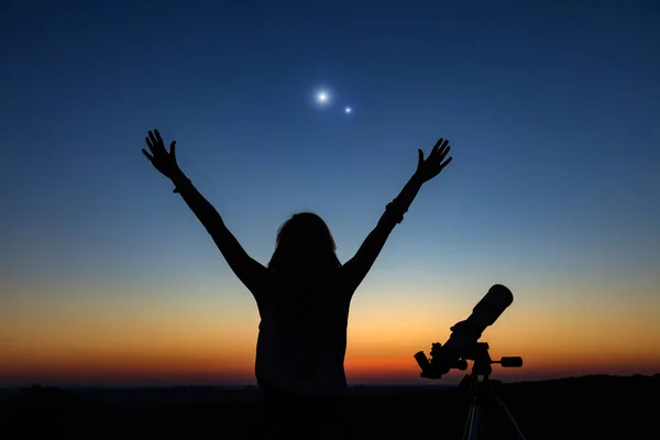 Femme Regardant Ciel Nocturne Avec Télescope Astronomique Amateur — Photo