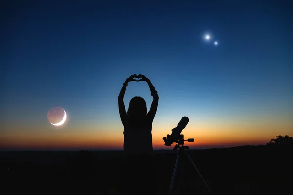 Femme Regardant Ciel Nocturne Avec Télescope Astronomique Amateur — Photo