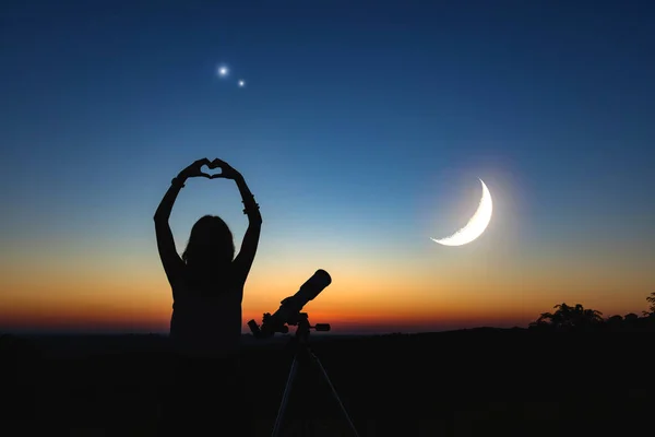 Mujer Mirando Cielo Nocturno Con Telescopio Astronómico Amateur —  Fotos de Stock