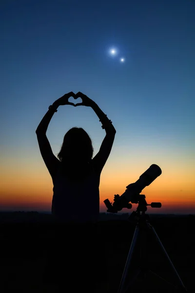Nézi Éjszakai Égbolt Amatőr Csillagászati Teleszkóp — Stock Fotó