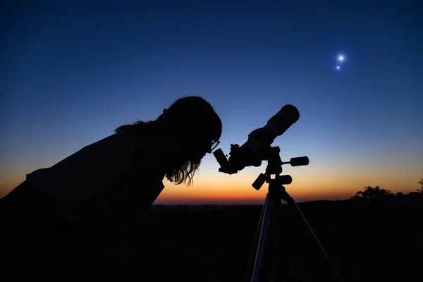 Donna Che Guarda Cielo Notturno Con Telescopio Astronomico Amatoriale — Foto Stock