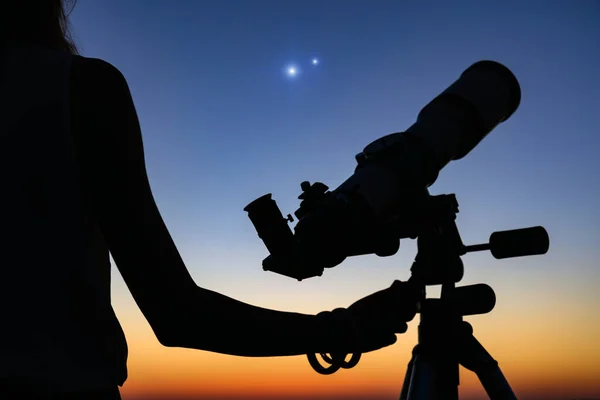 Nézi Éjszakai Égbolt Amatőr Csillagászati Teleszkóp — Stock Fotó