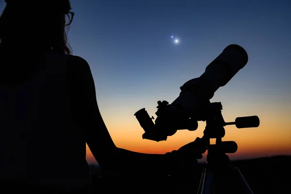 Kvinna Tittar Natthimmel Med Amatör Astronomiska Teleskop — Stockfoto