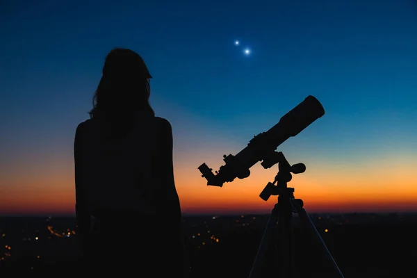 Женщина Смотрит Ночное Небо Любительским Астрономическим Телескопом — стоковое фото