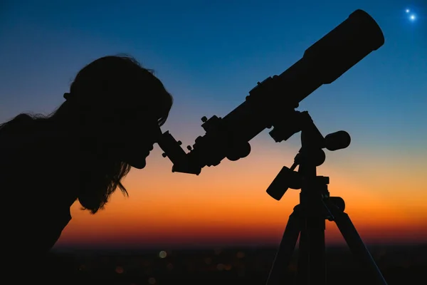 Frau Blickt Mit Amateurteleskop Den Nachthimmel — Stockfoto