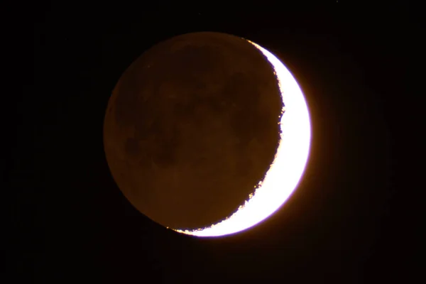 Молодая Луна Сфотографирована Через Длинный Фокусный Телескоп — стоковое фото