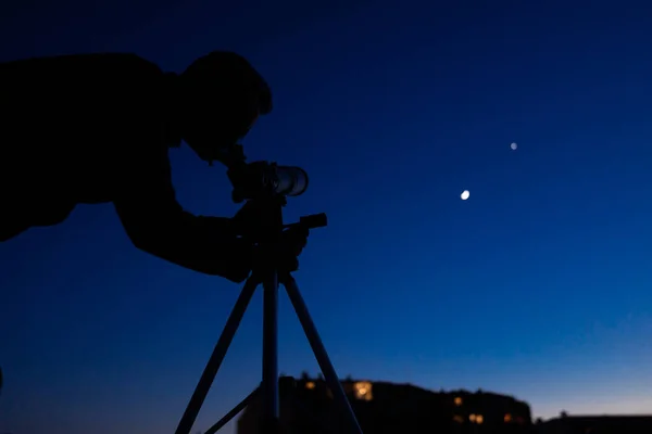 天文望远镜和天体在天空中的业余天文学家的轮廓 — 图库照片
