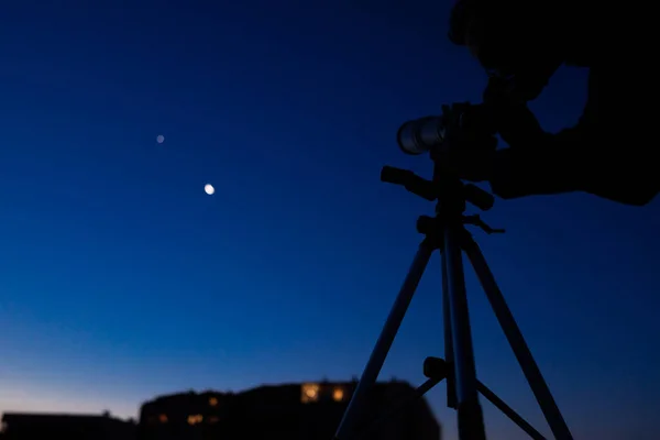 Silhouette Eines Astronomie Teleskops Und Amateur Astronomen Mit Sternen Himmel — Stockfoto