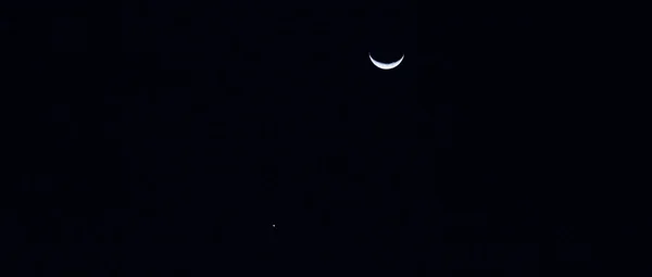 金星与月球的天文会合 用长焦透镜拍摄 — 图库照片