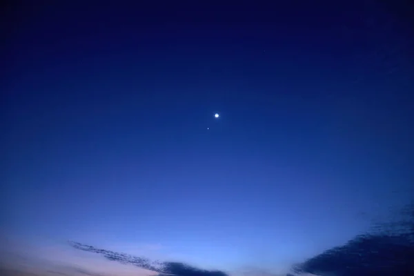 Αστρονομική Σύνοδος Αφροδίτης Και Σελήνης Φωτογραφημένη Μακρύ Εστιακό Φακό — Φωτογραφία Αρχείου