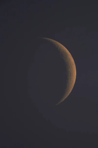 用长焦望远镜拍摄的年轻月亮 — 图库照片