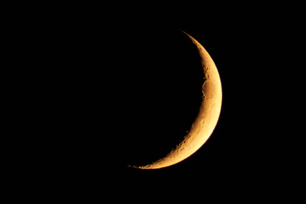 長い焦点望遠鏡で撮影された若い月 — ストック写真