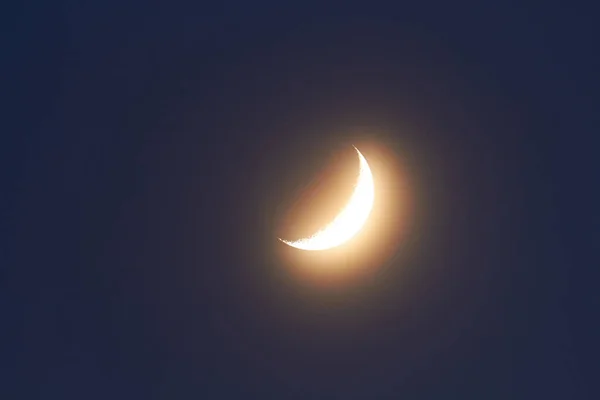 Lua Jovem Fotografada Através Telescópio Focal Longo — Fotografia de Stock