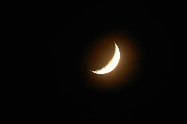 Unga Moon Fotograferad Genom Ett Långt Brännteleskop — Stockfoto