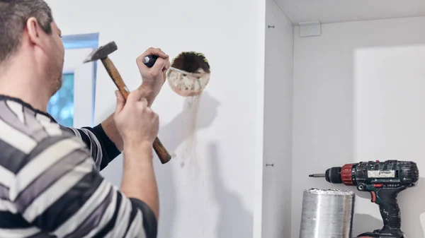 Τεχνίτης Που Ανοίγει Τρύπα Για Εξαερισμό Αεραγωγού Στην Κουζίνα — Φωτογραφία Αρχείου