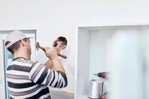 Handyman Trabajador Haciendo Agujero Para Ventilación Conductos Aire Cocina — Foto de Stock