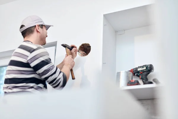 Handyman Trabajador Haciendo Agujero Para Ventilación Conductos Aire Cocina —  Fotos de Stock