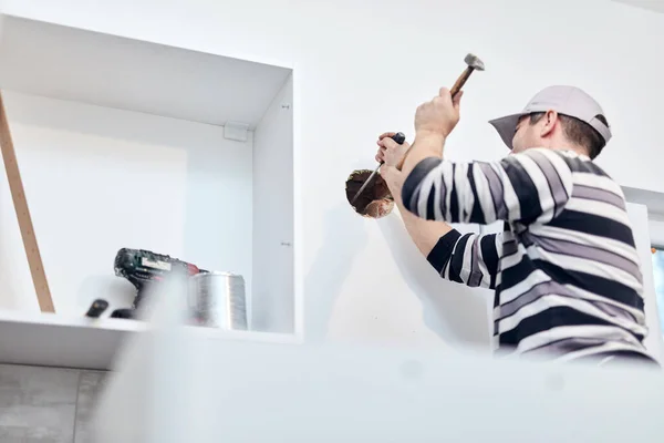 Handyman Werknemer Maken Gat Voor Luchtkanaal Ventilatie Keuken — Stockfoto