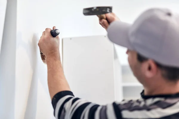 Handyman Werknemer Maken Gat Voor Luchtkanaal Ventilatie Keuken — Stockfoto