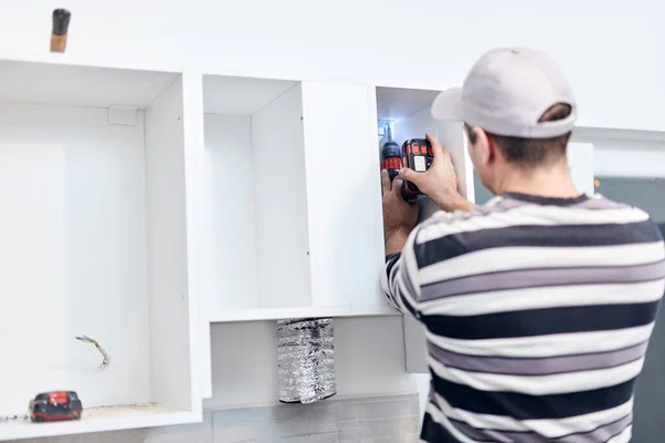 Handyman Pracovník Upevnění Montáž Bytového Nábytku — Stock fotografie