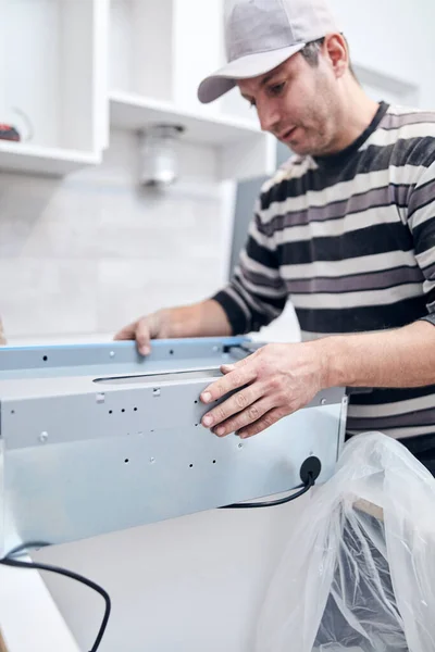 Handyman Arbetare Fastställande Och Montering Hushållsmöbler — Stockfoto