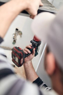 Tamirci mobilya montajı yapıyor ve tamir ediyor..