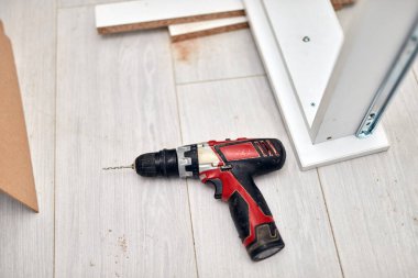 Tamircinin kablosuz matkabı mobilya tamiri ve çeşitli şeyler için..