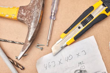 Tamircinin mobilya tamiri için kullandığı çeşitli aletler..