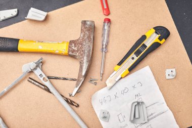 Tamircinin mobilya tamiri için kullandığı çeşitli aletler..