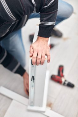 Tamirci mobilya montajı yapıyor ve tamir ediyor..