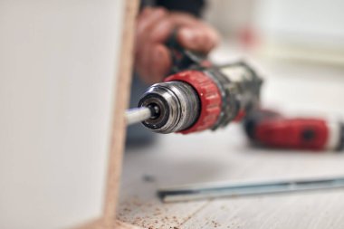 Tamirci mobilya montajı yapıyor ve tamir ediyor..