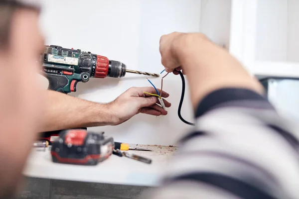 Trabajador Artesano Montando Muebles Fijándolo — Foto de Stock