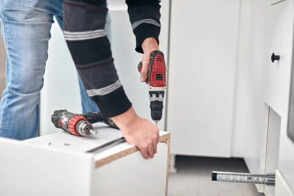 Handyman Lavoratore Assemblare Mobili Fissarlo — Foto Stock