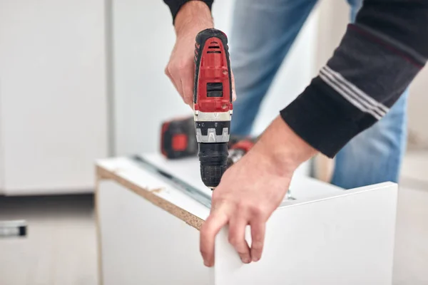 Trabajador Artesano Montando Muebles Fijándolo — Foto de Stock