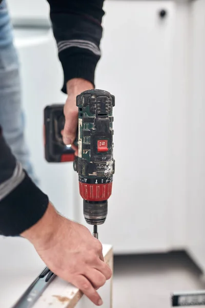 Handyman Werknemer Monteren Repareren Van Meubels — Stockfoto