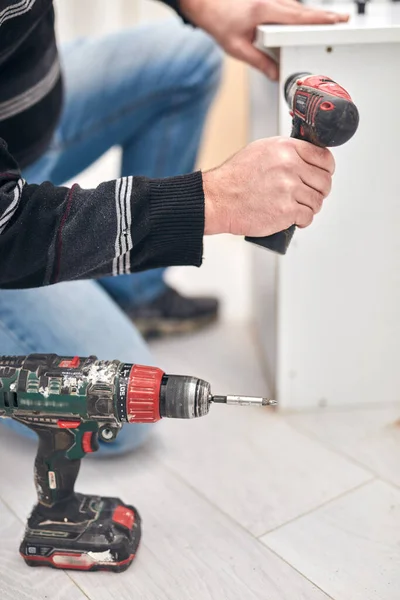 Trabajador Artesano Montando Muebles Fijándolo — Foto de Stock