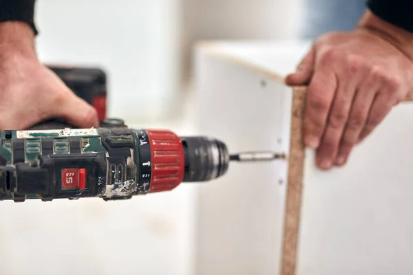 Trabajador Artesano Montando Muebles Fijándolo — Foto de Stock