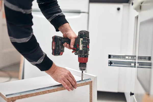 Trabajador Artesano Montando Muebles Fijándolo — Foto de Stock