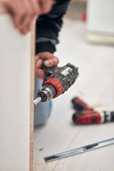 Trabajador Artesano Montando Muebles Fijándolo — Foto de Stock