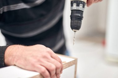 Tamirci mobilya montajı yapıyor ve tamir ediyor..