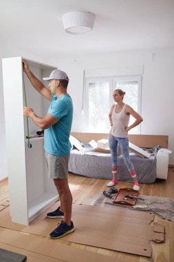 Karı koca yeni mobilya montajı - yenileme konsepti.