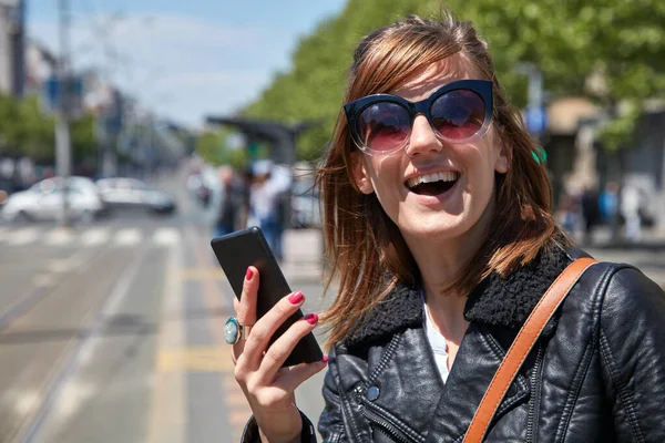 Donna Che Utilizza Cellulare Una Stazione Tram Europa — Foto Stock