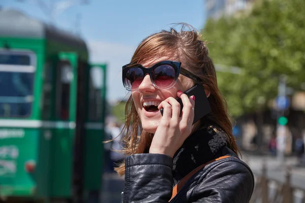 Γυναίκα Που Χρησιμοποιεί Κινητό Τηλέφωνο Σταθμό Τραμ Στην Ευρώπη — Φωτογραφία Αρχείου