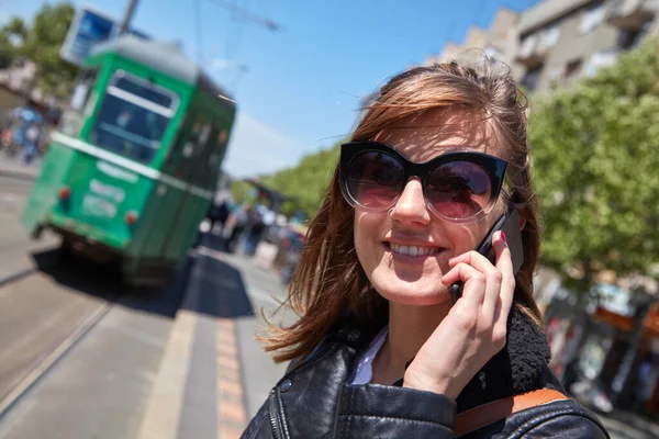 Γυναίκα Που Χρησιμοποιεί Κινητό Τηλέφωνο Σταθμό Τραμ Στην Ευρώπη — Φωτογραφία Αρχείου