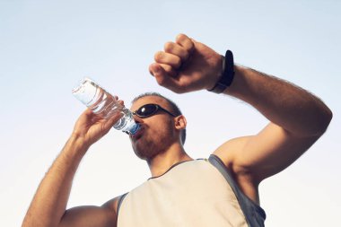 Parkta spor yapan genç bir adam..